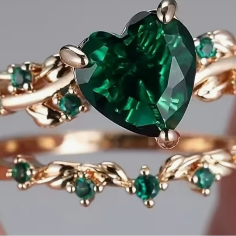 Irsh engagement wedding band set Emerald Green Heart Ring absolutely stunning